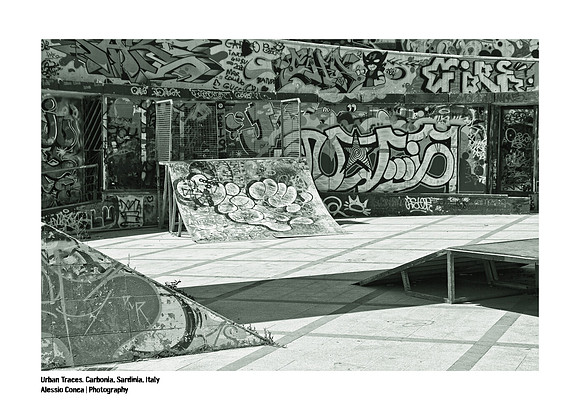 Artistic black-and-white photography that highlights the contrasts of street art in the urban landscape of Carbonia, Sardinia.